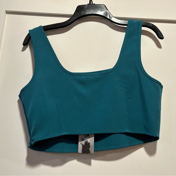 Sincerely Jules Athletic crop top - Picture 1 of 4